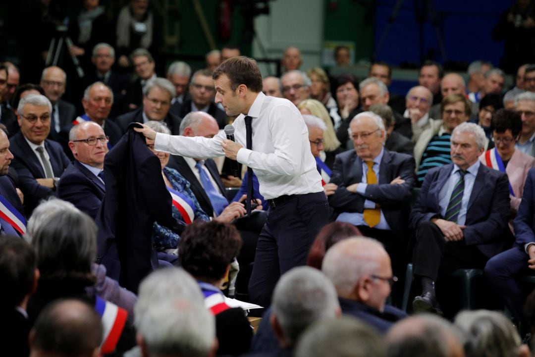 Macron baja al terreno para desactivar las protestas de los chalecos amarillos.