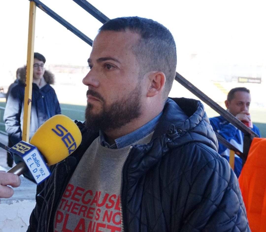 Santi Rico, entrenador del Eldense, invita a "arrimar el hombro"