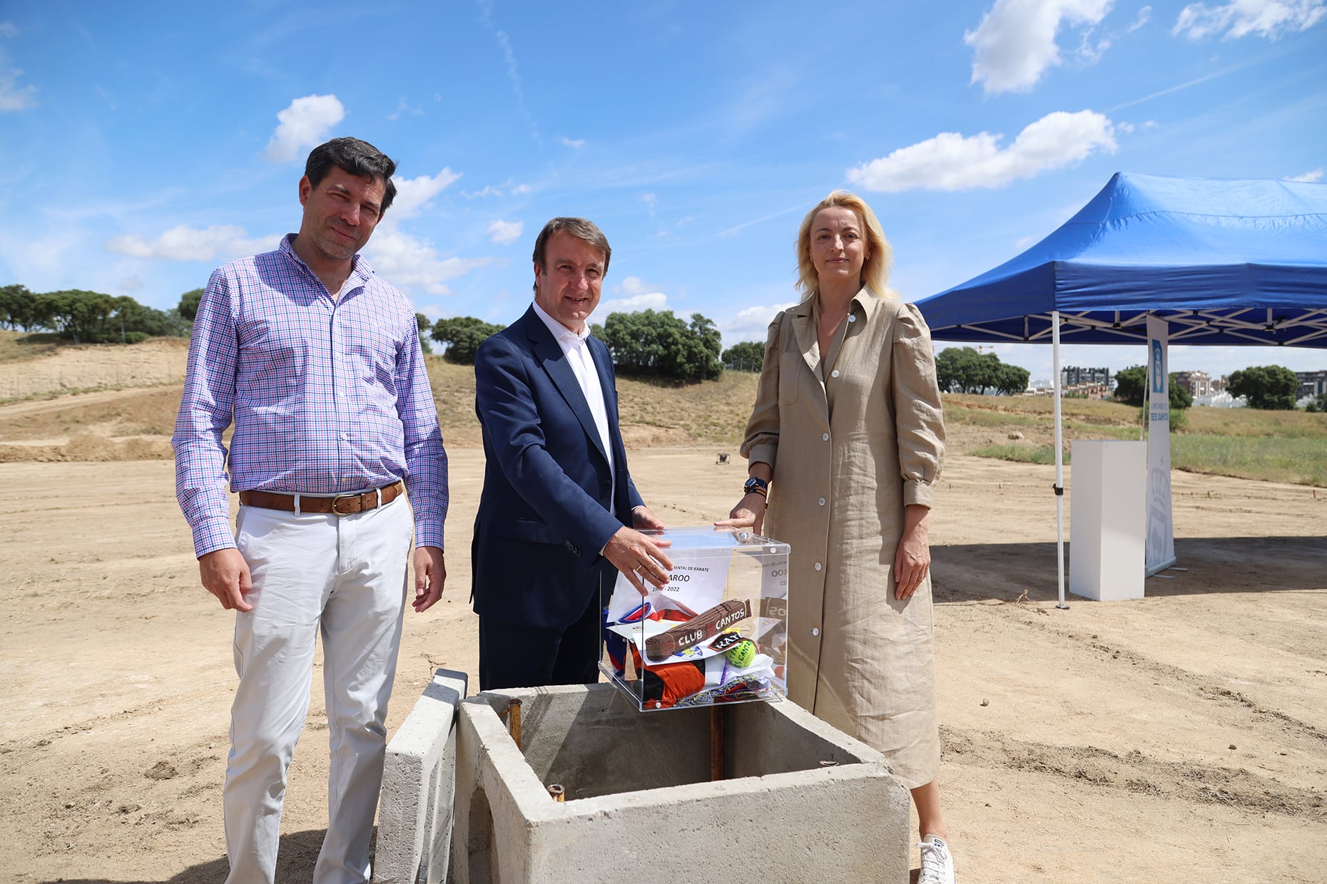 Bajo la primera piedra de este nuevo espacio deportivo de Tres Cantos se ha colocado una urna ‘cápsula del tiempo’