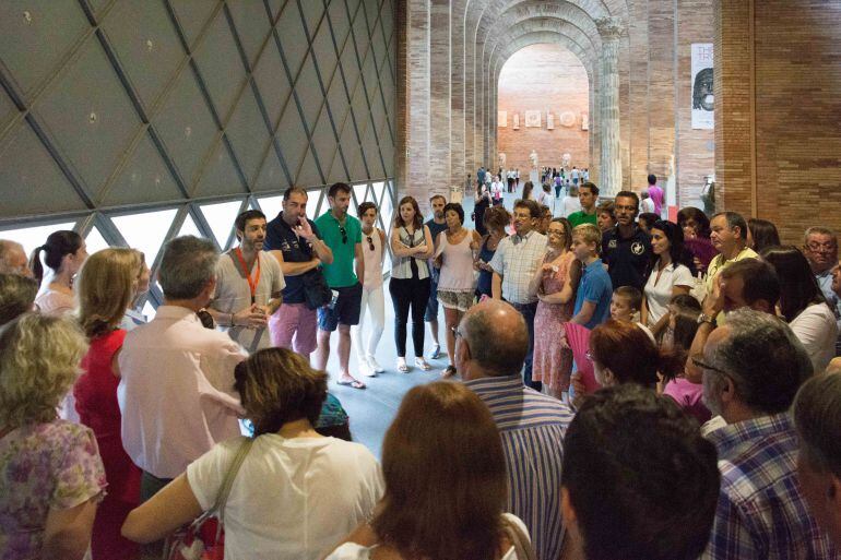 Un grupo de turistas en el museo