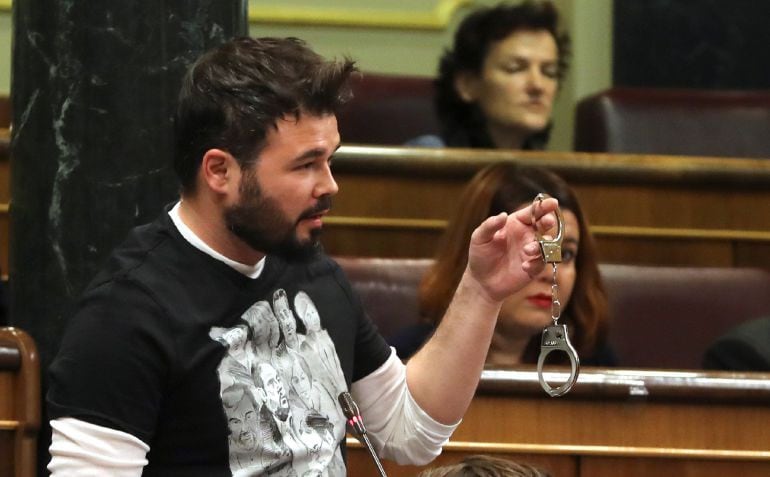 El diputado de ERC, Gabriel Rufián, muestra unas esposas en la sesión de control al Gobierno