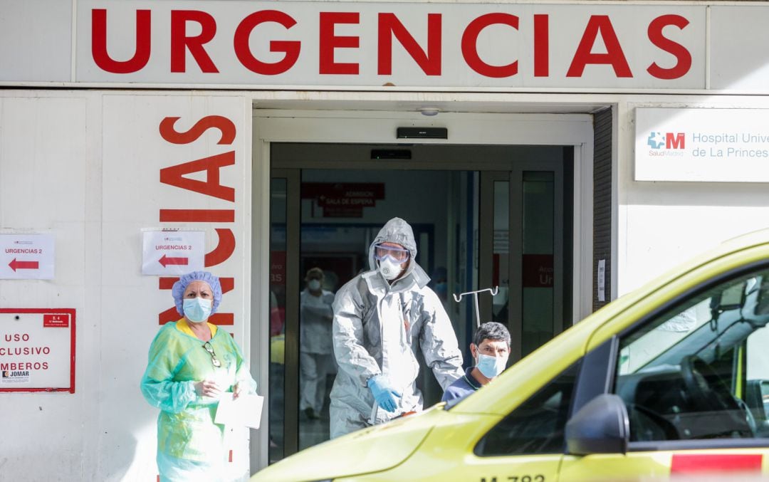 Una sanitaria participa en el traslado de enfermos leves de Covid-19 desde el Hospital de La Princesa al hospital de campaña en IFEMA.