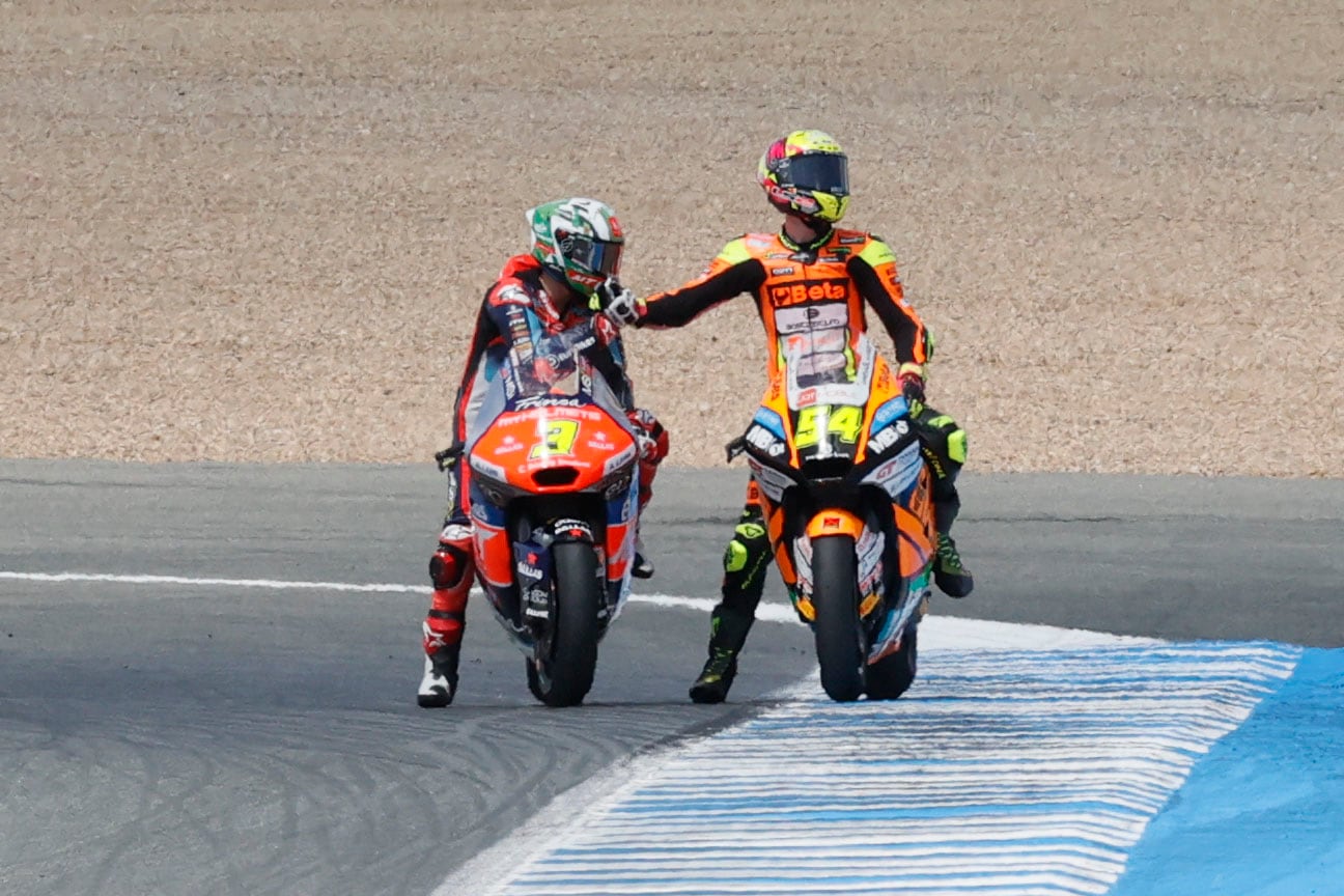 JEREZ DE LA FRONTERA (CÁDIZ), 28/04/2024.- El piloto español de Moto2 Fermín Aldeguer (d) (SpeedUp Racing ) es felicitado por el piloto Sergio García (i) (MT Helmets - MSI) tras vencer en el Gran Premio de España de Motociclismo de 2024 disputado este domingo en el Circuito de Jerez - Ángel Nieto (Cádiz). EFE/José Manuel Vidal
