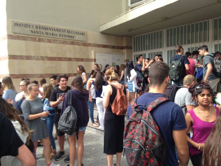 Imagen de archivo de la entrada al IES Santa María antes de la entrada a los exámenes de Selectividad de 2017 