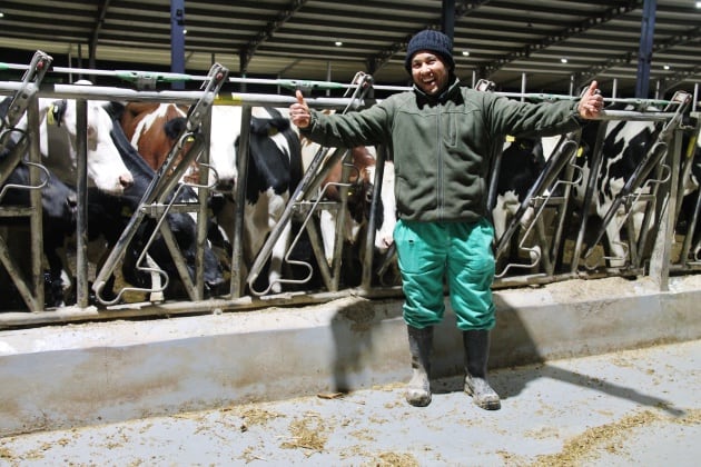 Abdul es marroquí y llegó en patera a España hace cuatro años. Trabaja en la granja Gavieiro e Hijos y este año, con su situación ya regularizada, ha descubierto que es un trabajador esencial.