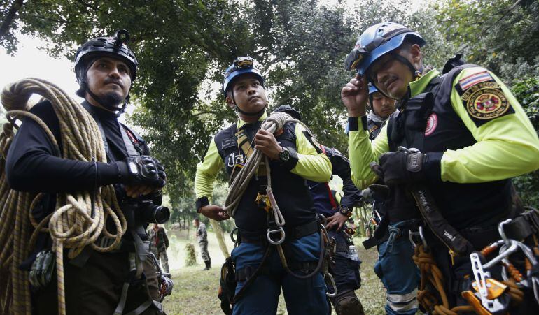 El personal de rescate se preparada