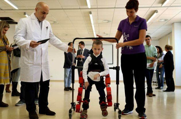 Jens, un niño de 5 años, usa el primer y único exoesqueleto pediátrico portable del mundo, desarrollado por dos empresas españolas y el CSIC.