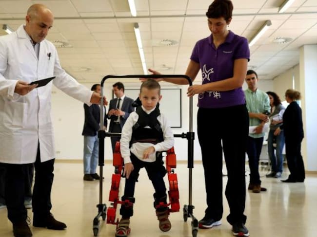 Jens, un niño de 5 años, usa el primer y único exoesqueleto pediátrico portable del mundo, desarrollado por dos empresas españolas y el CSIC.
