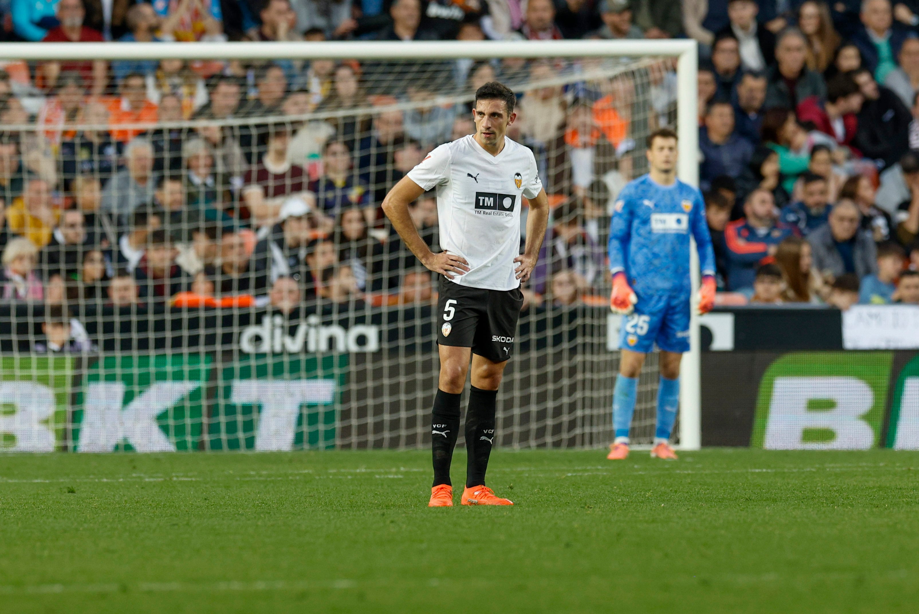 VALENCIA, 07/12/2025.-El defensa del Valencia César Tárrega, tras marcar un gol en propia puerta a favor del Sevilla, durante el partido de la jornada 15 de LaLiga EA Sports entre el Valencia y el Sevilla, este domingo en el estadio de Mestalla en Valencia.-EFE/ Kai Forsterling