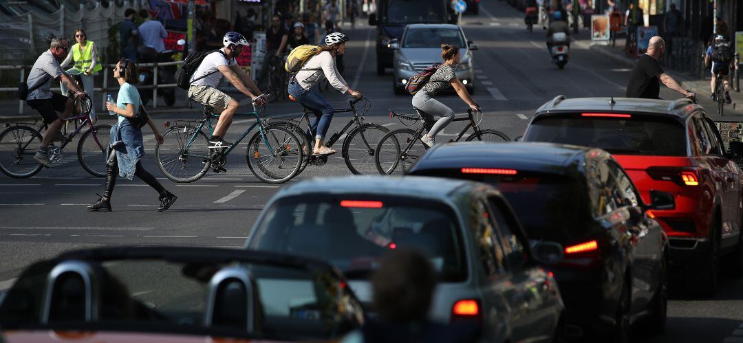 Uno de los retos de las grandes ciudadades es fomentar un transporte menos ruidoso y contaminante como el uso de bicicletas.