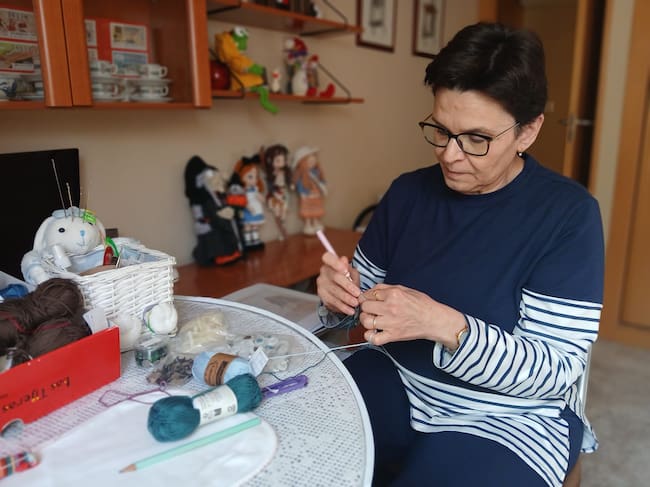 Charo Escribano, la autora de los amigurumis, en plena labor.