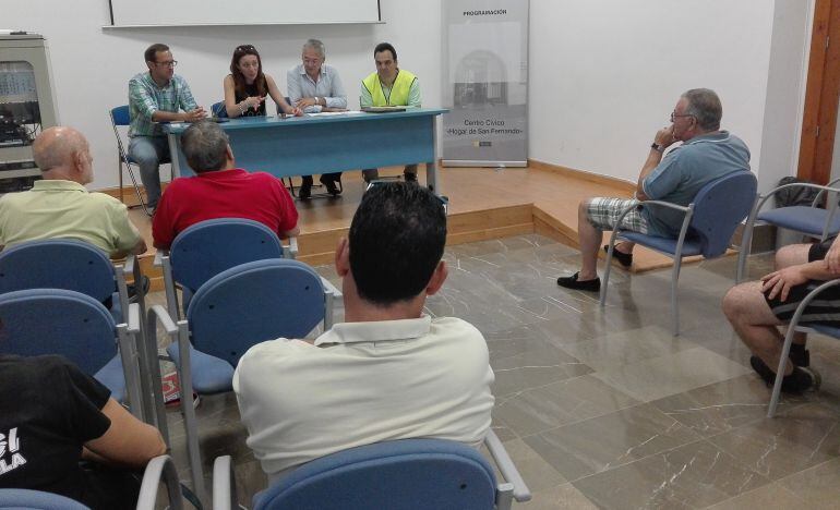 La delegada del distrito, Clara Macías, se ha reunido esta semana con los vecinos para informarles de los trabajos que va a acometer Emasesa en la zona. 