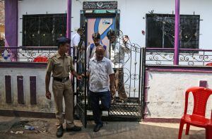 MUM102. Mumbai (India), 28/02/2016.- Indian police and forensic experts leave a house in the Kasarvadavali area on the outskirt of Mumbai, India, 28 February 2016, where a 35-year-old man was suspected of murdering 14 family members before hanging himself