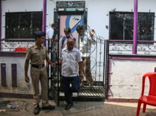 MUM102. Mumbai (India), 28/02/2016.- Indian police and forensic experts leave a house in the Kasarvadavali area on the outskirt of Mumbai, India, 28 February 2016, where a 35-year-old man was suspected of murdering 14 family members before hanging himself