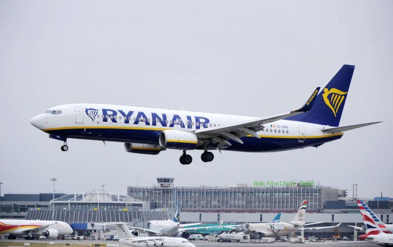 Fotografía de archivo de un avión de la aerolínea Ryanair mientras aterriza en el aeropuerto de Dublín, Irlanda