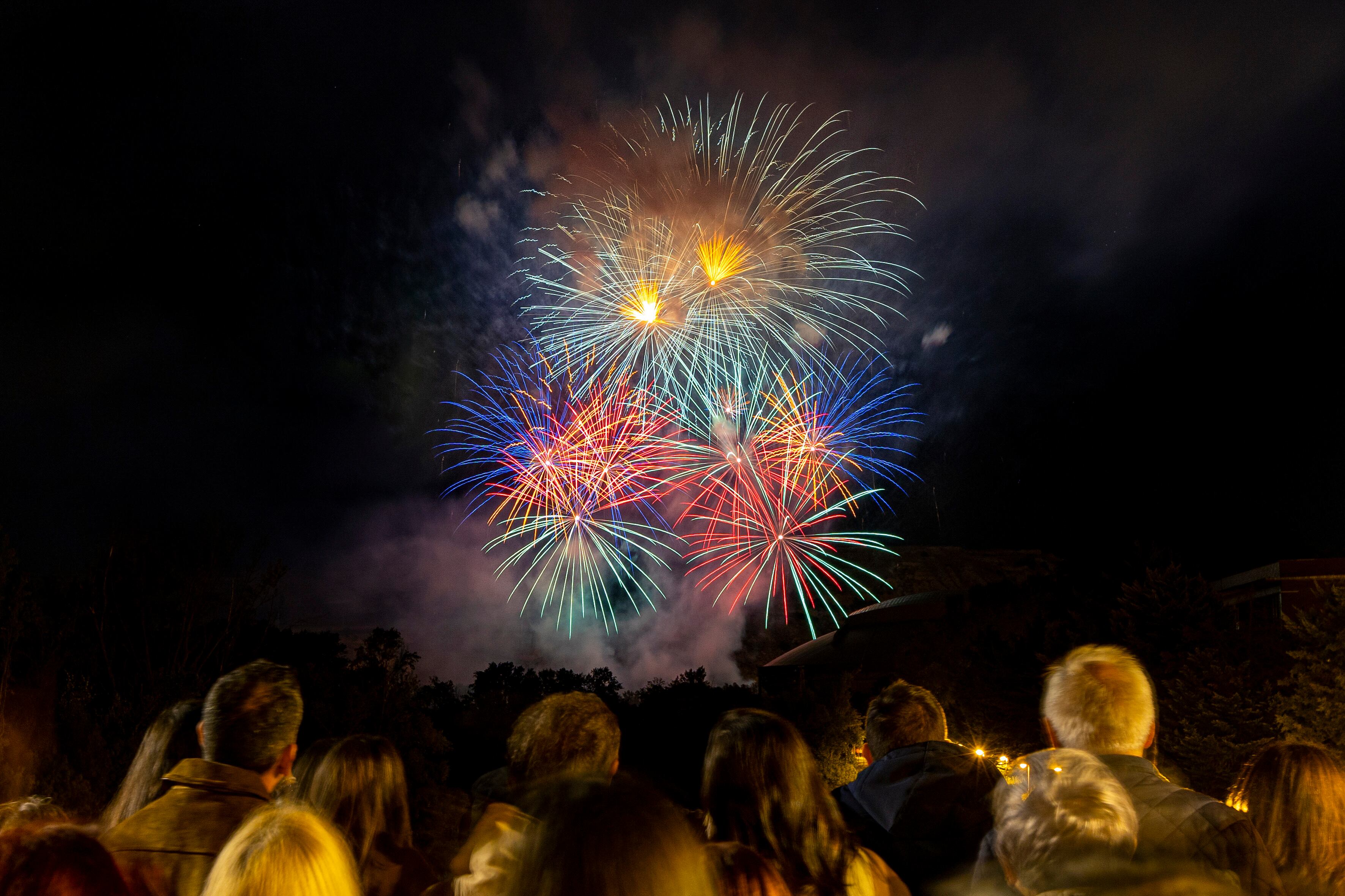 LOGROÑO, 25/09/2025.- XVII Concurso internacional de fuegos artificiales de la Pirotecnia Tomás, dentro de la festividad de San Mateo, vistos este jueves desde el puente de Piedra de Logroño. EFE/Raquel Manzanares