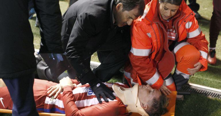 Fernando Torres, durante el traslado en camilla desde Riazor