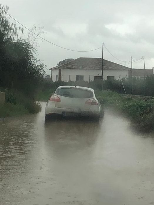 Las lluvias de Lorca dejan atrapado a un coche en rambla