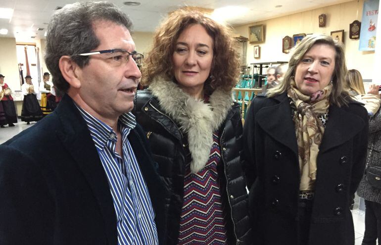 Miguel Ángel VArela, acompañado de la alcaldesa y la concejala de Cultura de Ponferrada