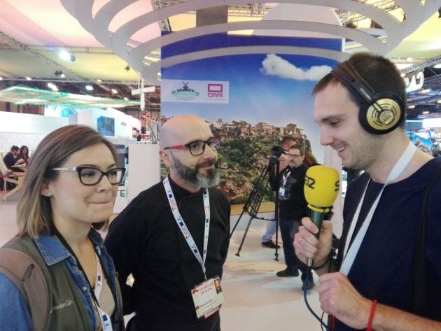 Daniel Rodriguez junto a dos de las personas que promocionan Castilla-La Mancha en Fitur