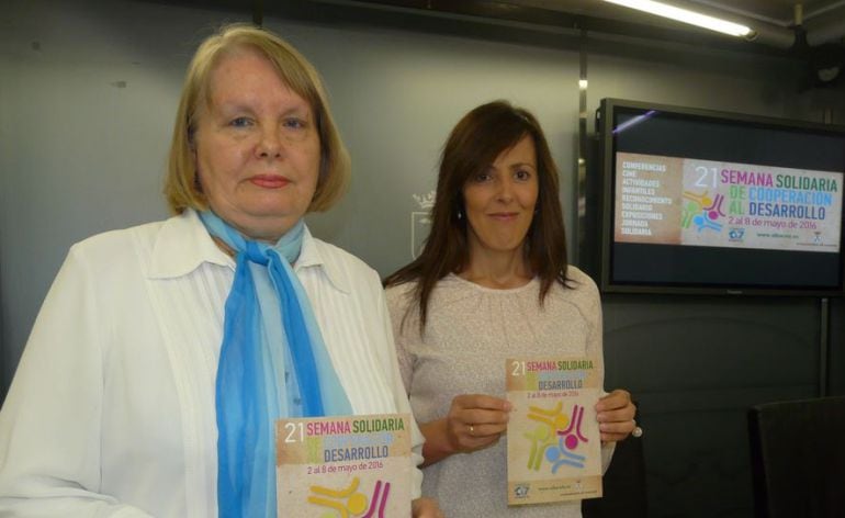 Pepi Martínez, presidenta de la Comisión 0,7, y María Gil, concejal de Acción Social