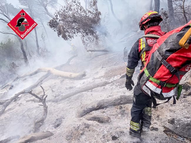 Imagen aportada por el Consorcio Provincial de Bomberos de la Diputación de Alicante del incendio en el Maigmó