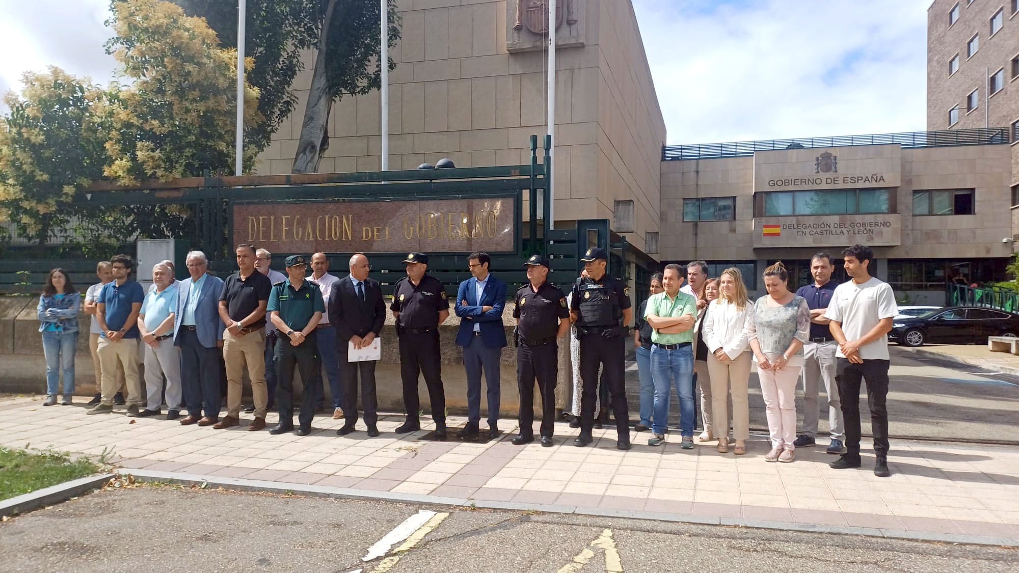 El subdelegado del Gobierno en Valladolid, Jacinto Canales, participa en un minuto de silencio por las �ltimas v�ctimas de violencia de g�nero