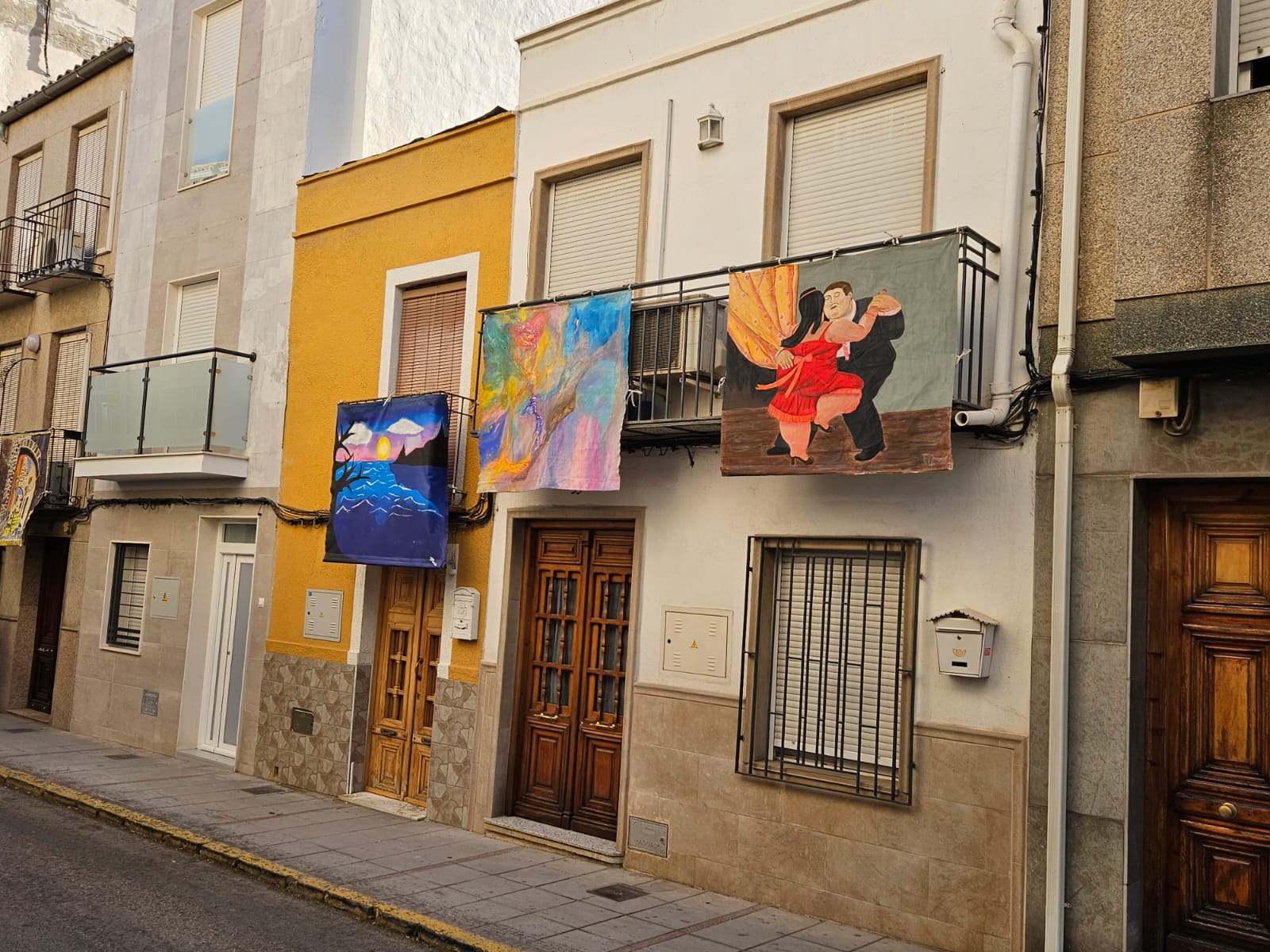 Colgaduras en la calle Los Molinos