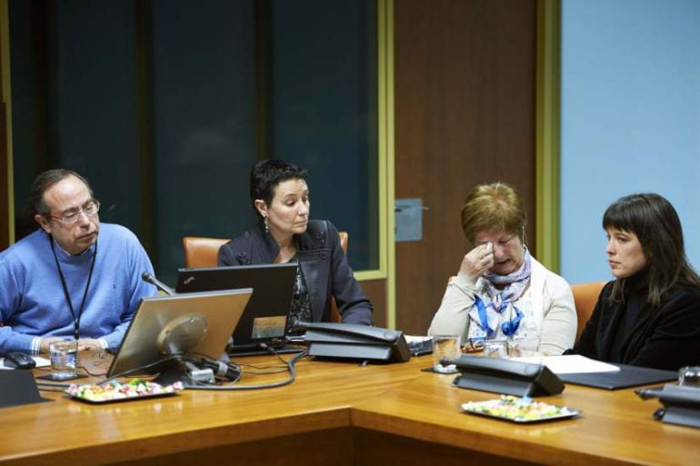 Jone Gorizelaia acompañada de los padres de Iñigo Cabacas durante una comparecencia en el Parlamento vasco