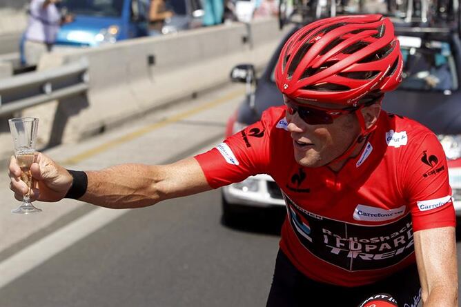 El estadounidense Chris Horner (Radioshack), ganador de la Vuelta Ciclista a España brinda con champán, en el pelotón, durante la vigésima primera etapa disputada entre Leganes y Madrid