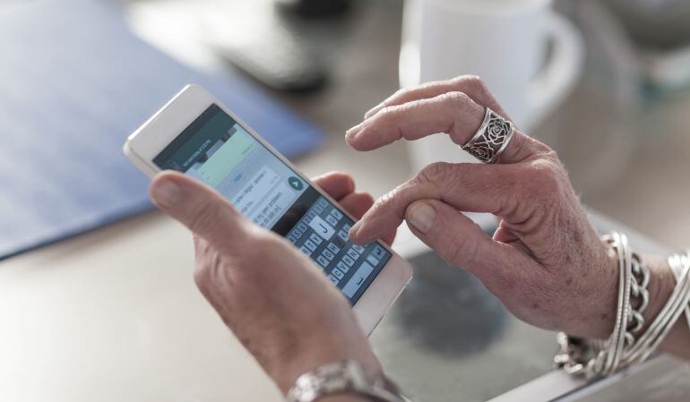 Una mujer utilizando su teléfono móvil