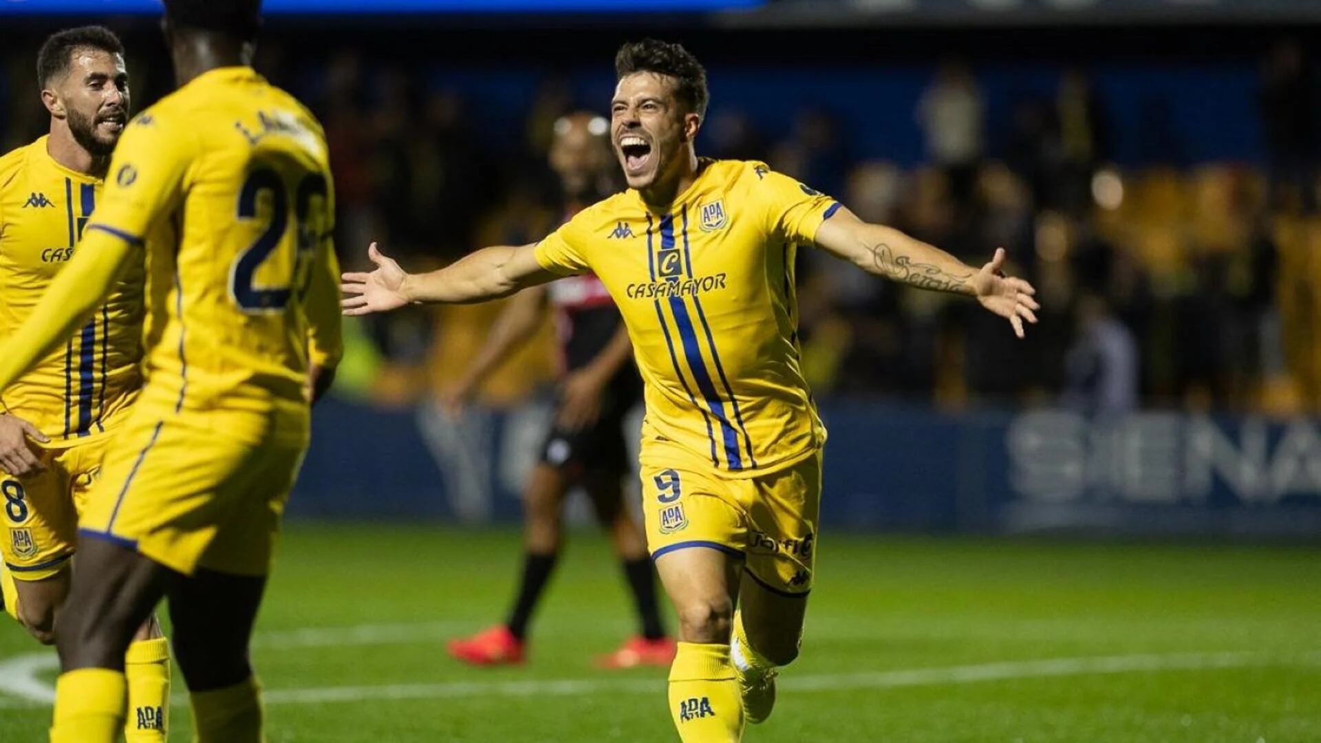 Chiki celebra un gol con el equipo alfarero (foto: AD Alcorcón)