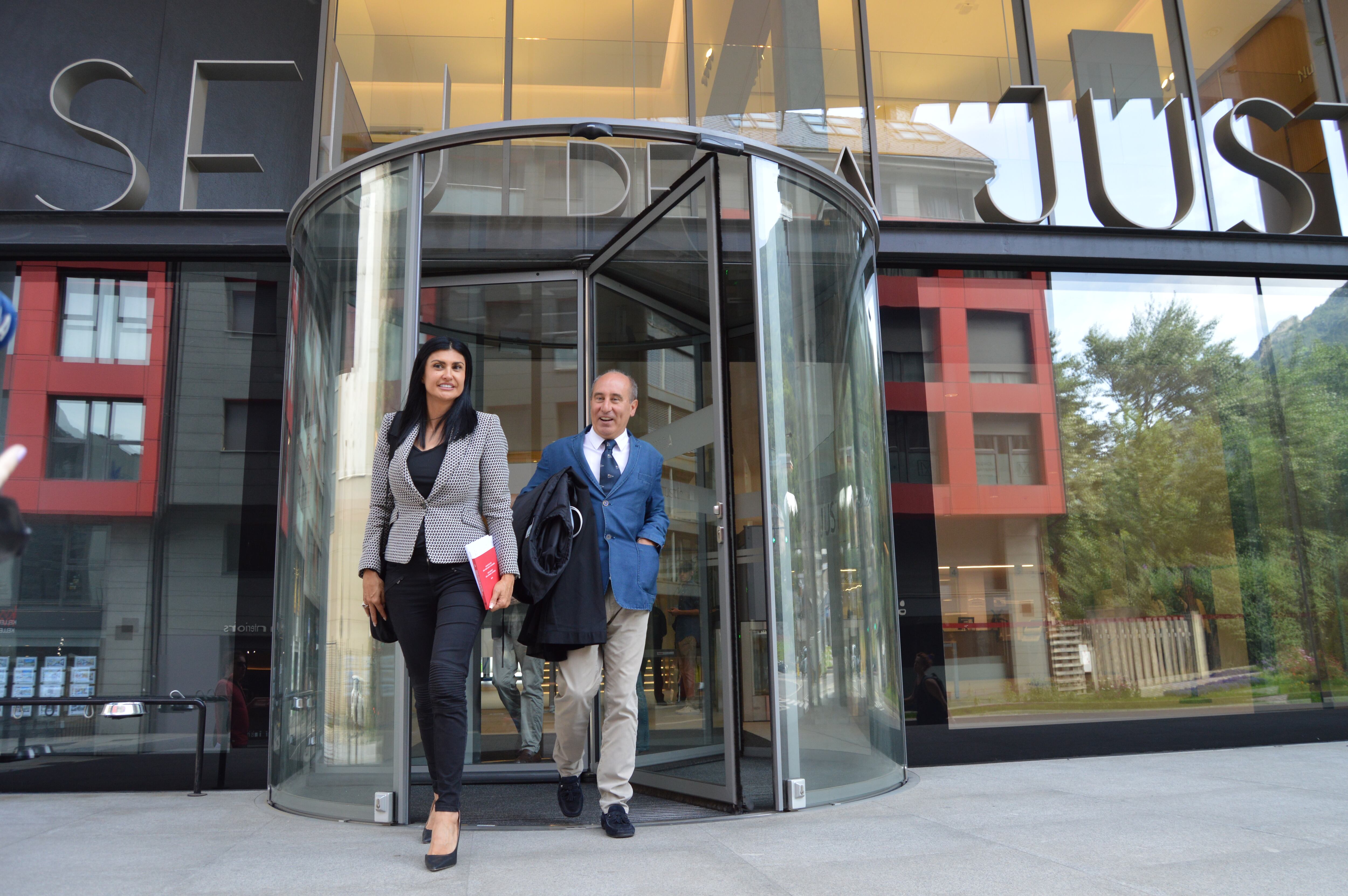 La consellera general, Carine Montaner, acompanyada del seu advocat a la sortida de la Seu de la Justícia un cop finalitzat el judici per revelació de secrets.