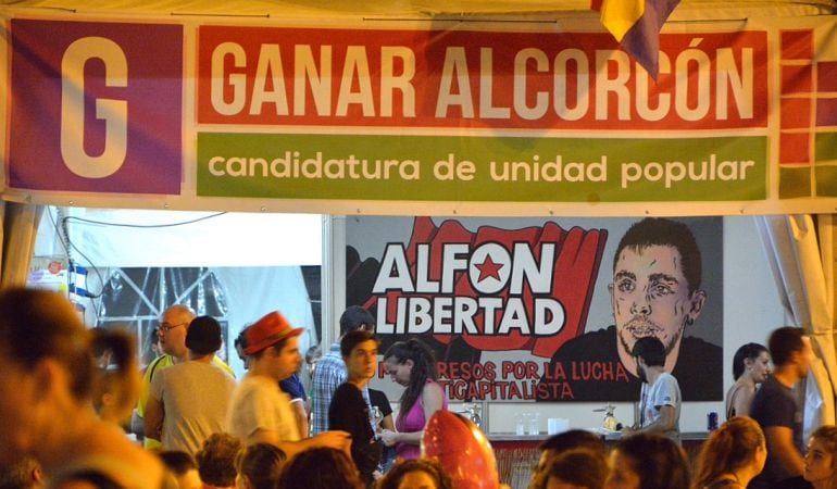 Pancarta de &quot;Alfon Libertad&quot; en la caseta de Ganar Alcorcón