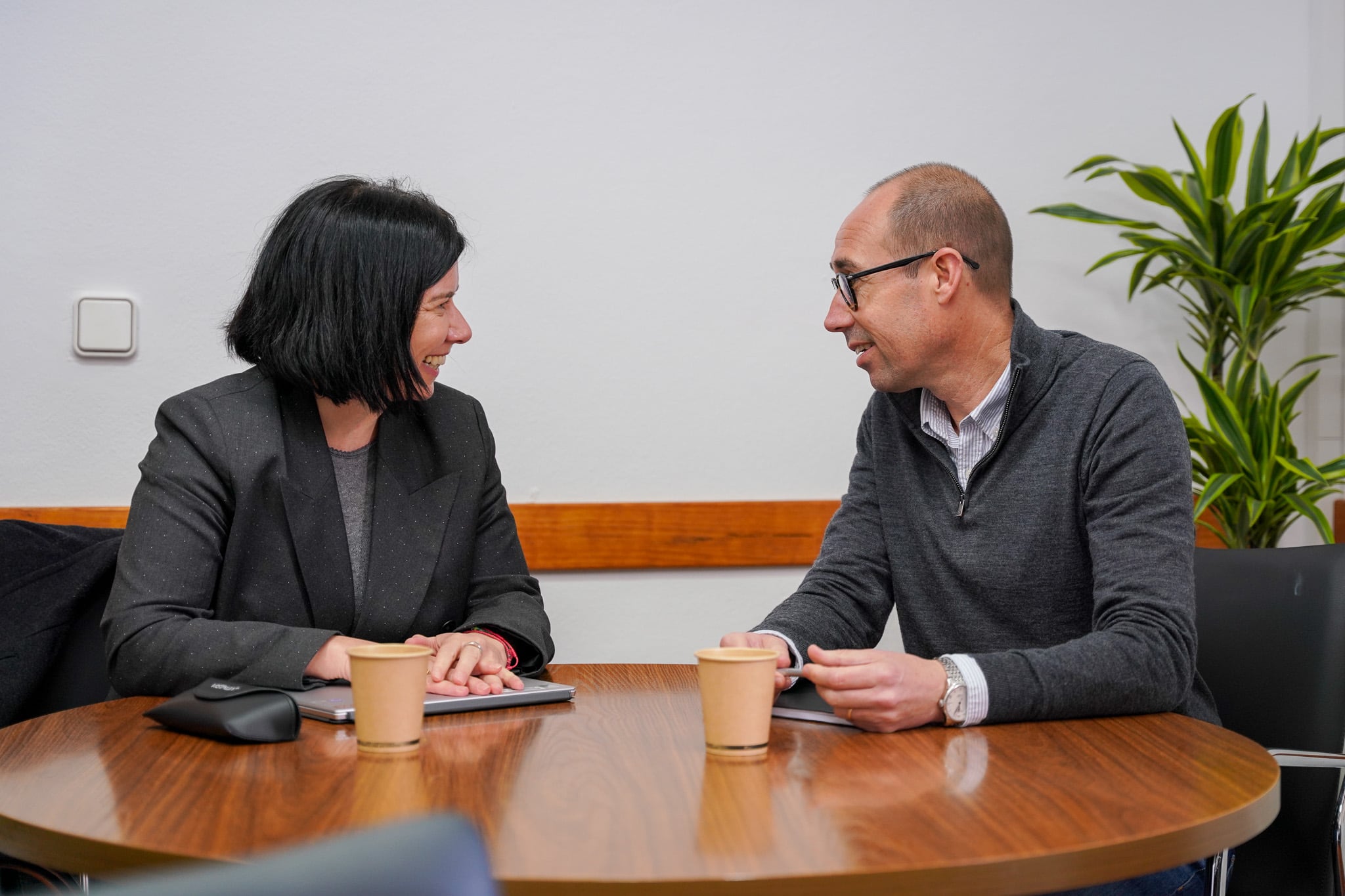 La directora insular Raquel Guasch y el presidente Óscar Portas, durante la reunión.