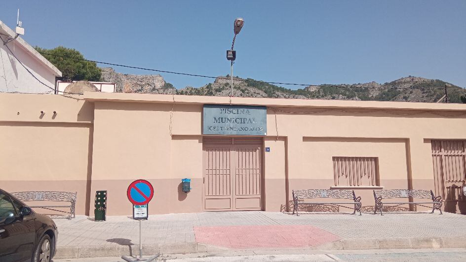 Fachada de la piscina Municipal de Alcoy José Trenzano Alós.