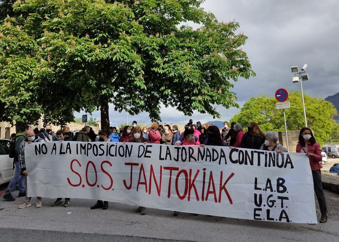 Imagen de la concentración de las trabajadoras de comedores frente al Departamento de Educación.