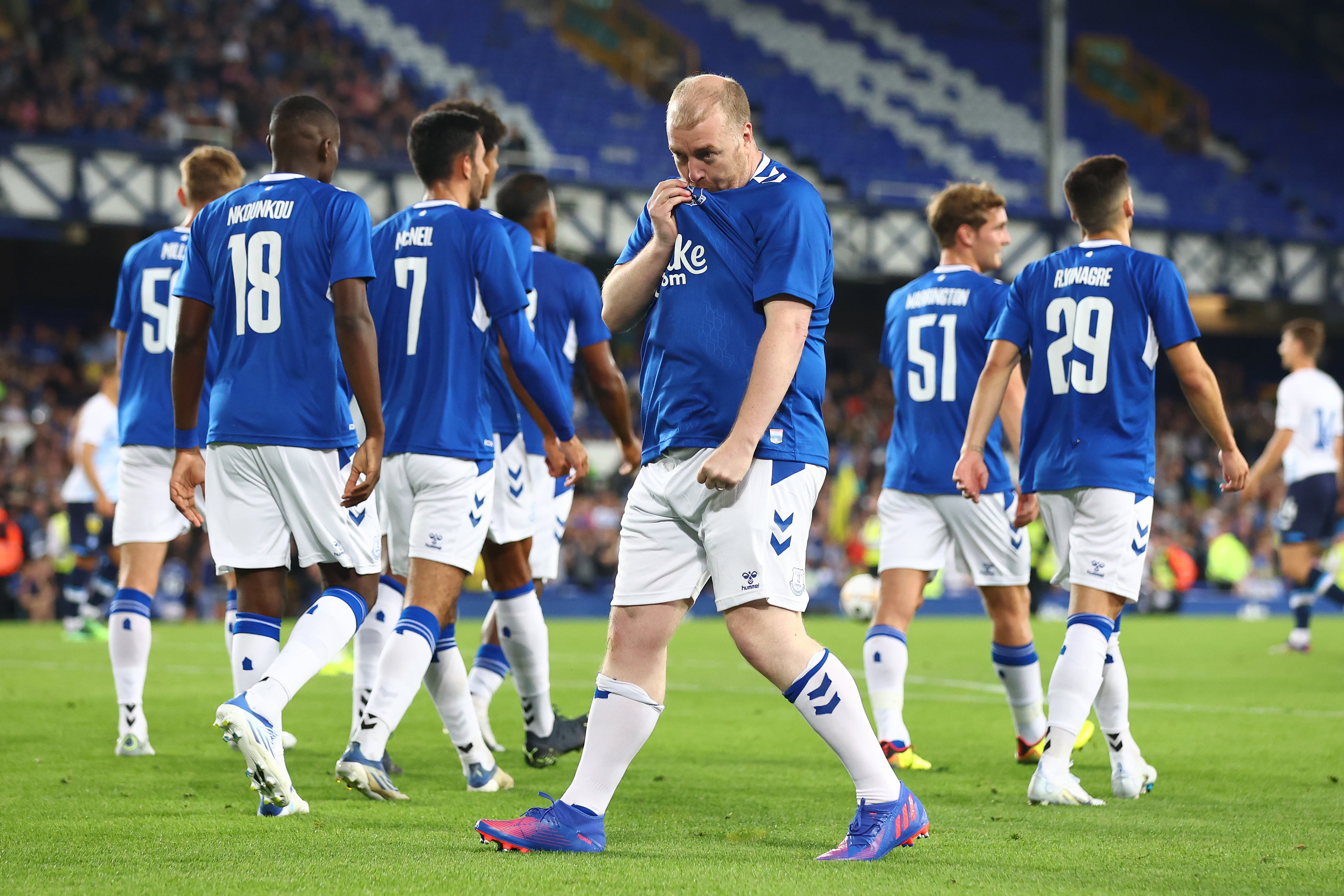 Paul Stratton, aficionado del Everton, celebra su gol en el amistoso contra el Dinamo de Kiev