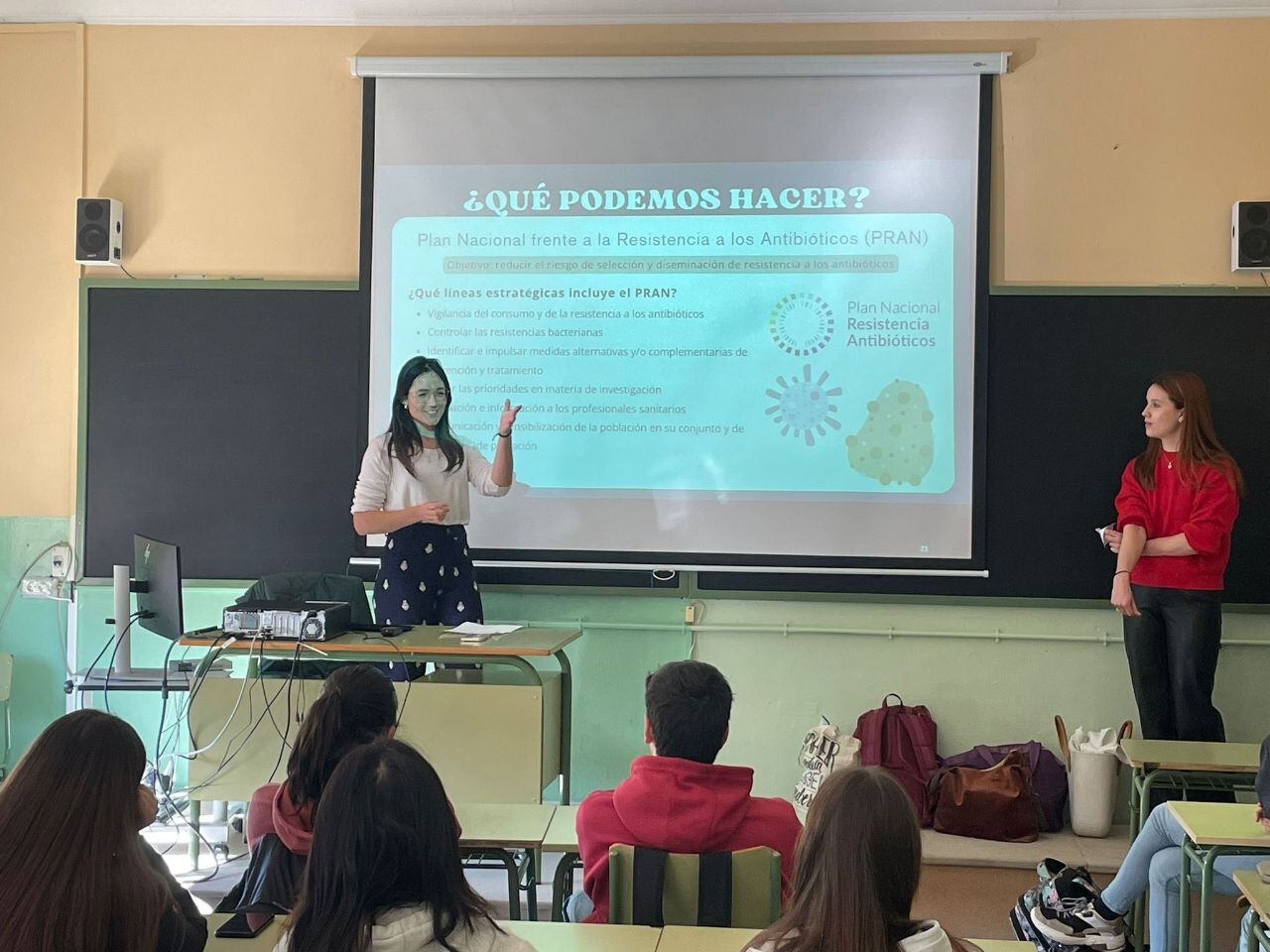 Estudiantes del campus dando información a alumnos del IES Ramón y Cajal