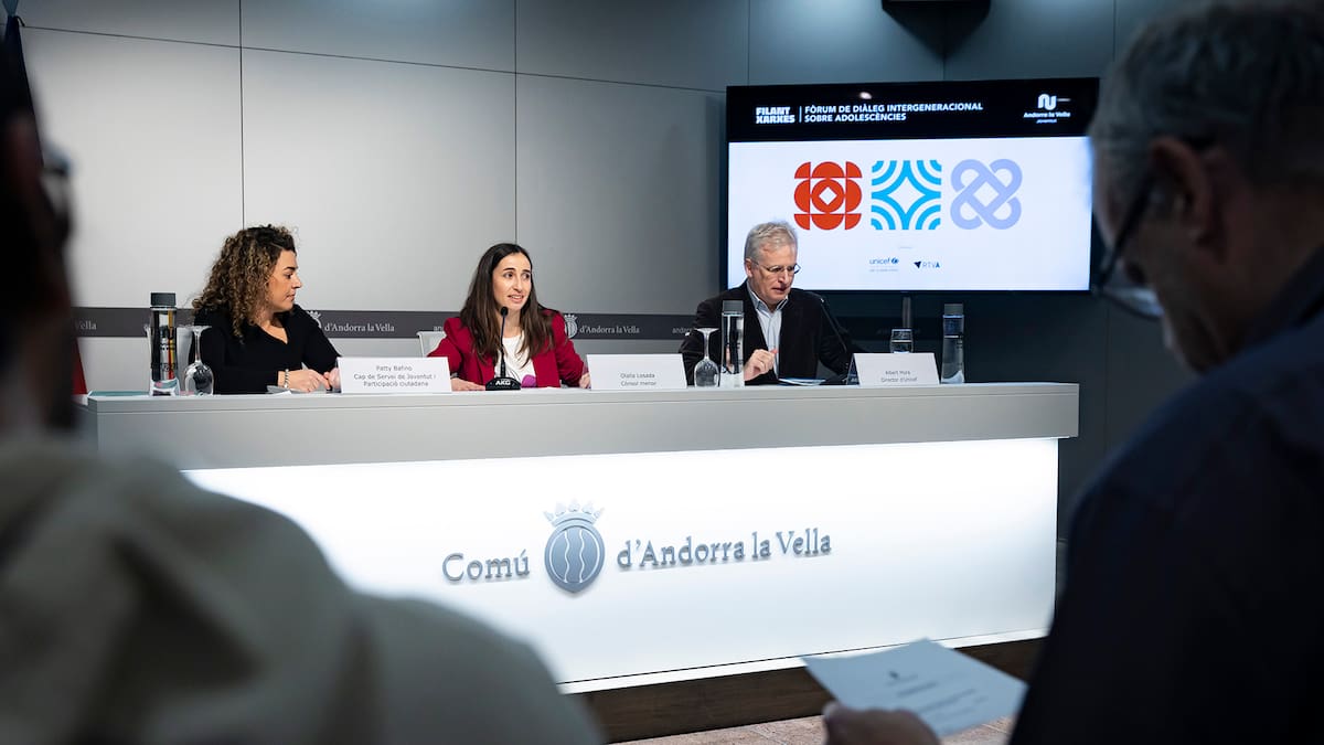 El comú de la capital impulsa un espai de diàleg entre joves i adults