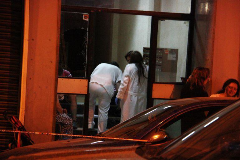 La Policia Científica treballant al vestíbul del l'immoble del carrer O'Donnell de Reus. 