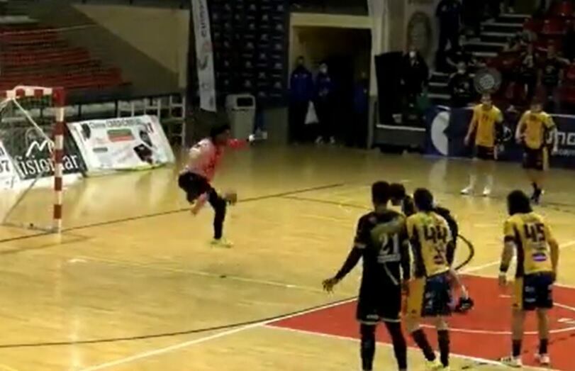 Magnol Súarez en la jugada clave para el triunfo amarillo en Ciudad Real