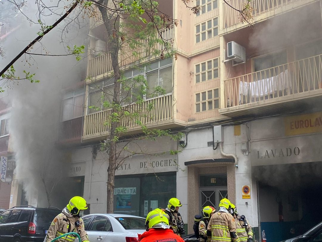 Los bomberos, actuando para sofocar el fuego en el taller