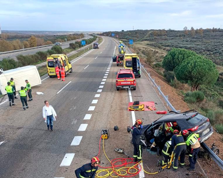 Accidente de tráfico entre un turismo y una furgoneta en la A-6 a su paso por Brazuelo (León) en el que fallece una mujer de 45 años y tres personas resultan heridas