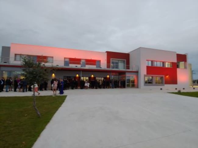 Invitados accediento a las nueva bodega en Fompedraza