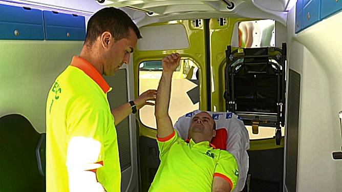 Dos técnicos de transporte sanitario del SEM estudian el nuevo método de detección de los ictus de más gravedad