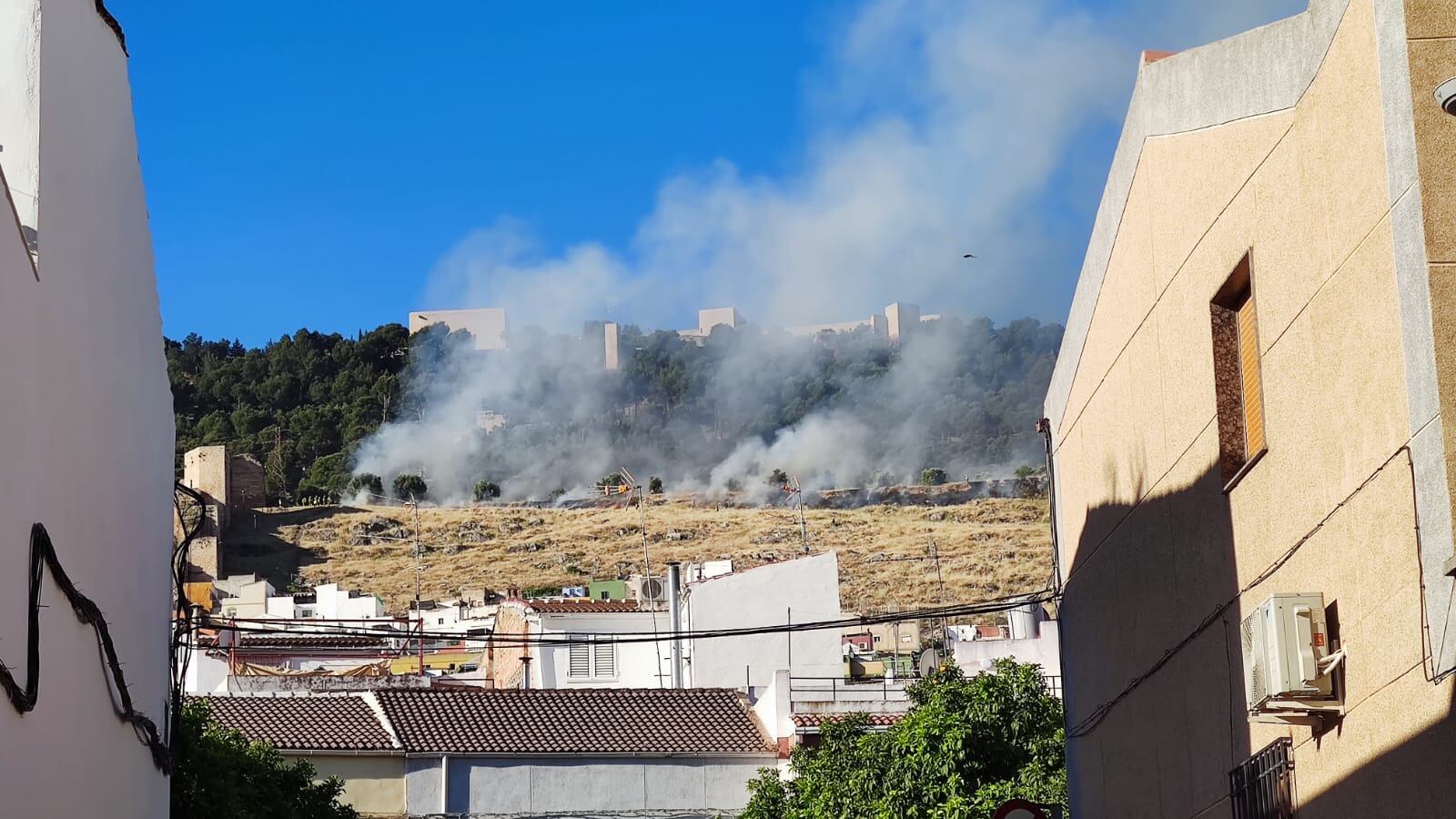 Quema prescrita del INFOCA a las faldas del castillo de Santa Catalina.