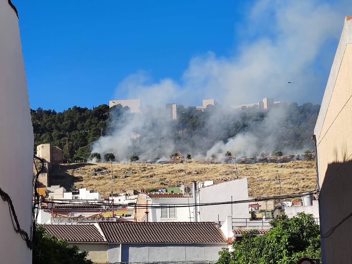 Quema prescrita del INFOCA en las faldas del castillo de Santa Catalina