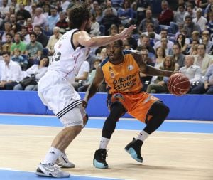 GRA053. MADRID, 02/11/2014.- El escolta del Valencia, Dwight Buycks (d), controla la pelota ante el escolta del Real Madrid, Sergio Llull (i), durante el partido de Liga ACB disputado en el Palacio de los Deportes de Madrid. EFE/Ballesteros