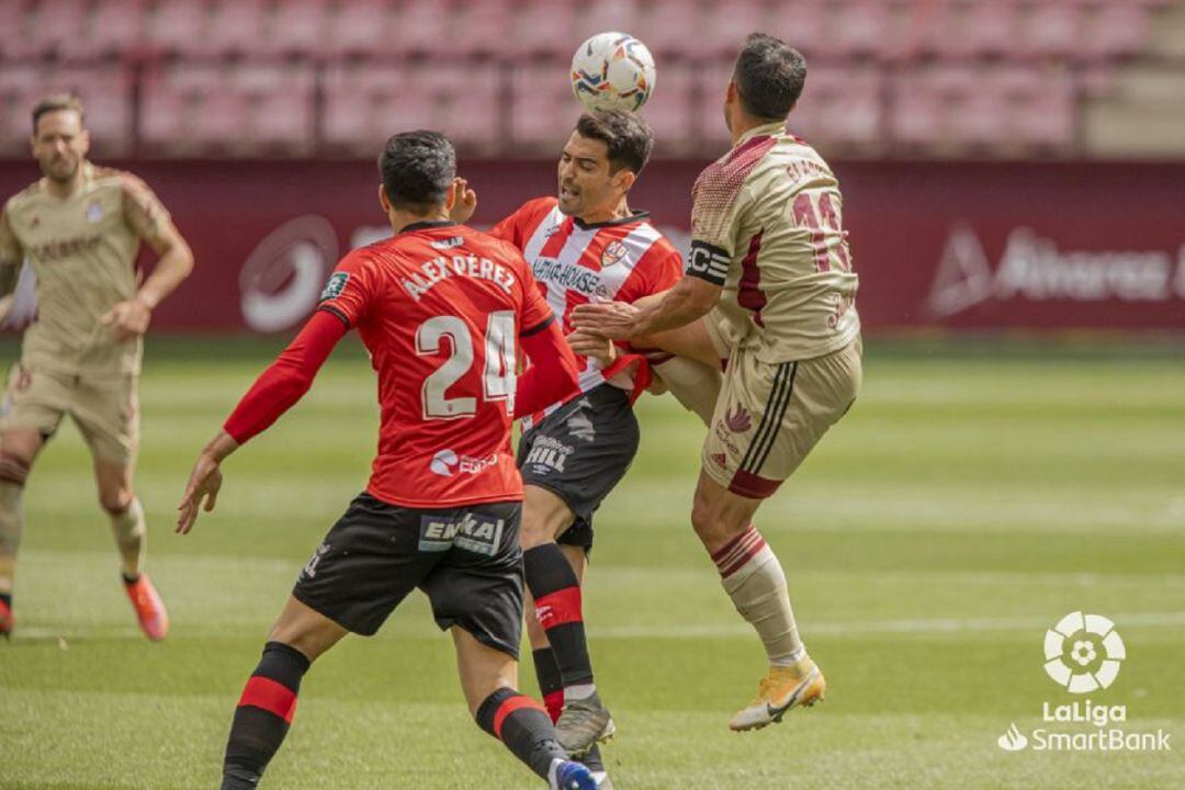 Alex Pérez y Andy disputan una pelota a Elady.